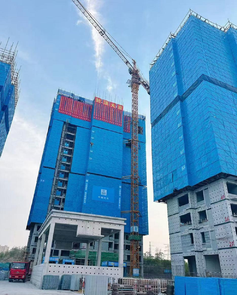 鄭州中鼎置業(yè)有限公司二七區(qū)侯寨新鎮(zhèn)區(qū)安置區(qū)NG01-01地塊項(xiàng)目首棟樓主體結(jié)構(gòu)封頂